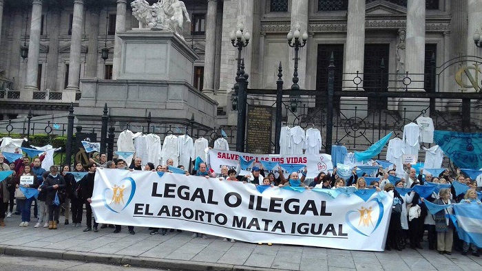 Organizaciones Pro Vida se han manifestado en contra de la legalización del aborto frente a la casa presidencial den Argentina.