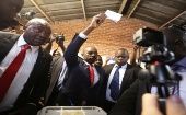 Nelson Chamisa (c) mientras ejercía su voto el lunes en la capital Harare.