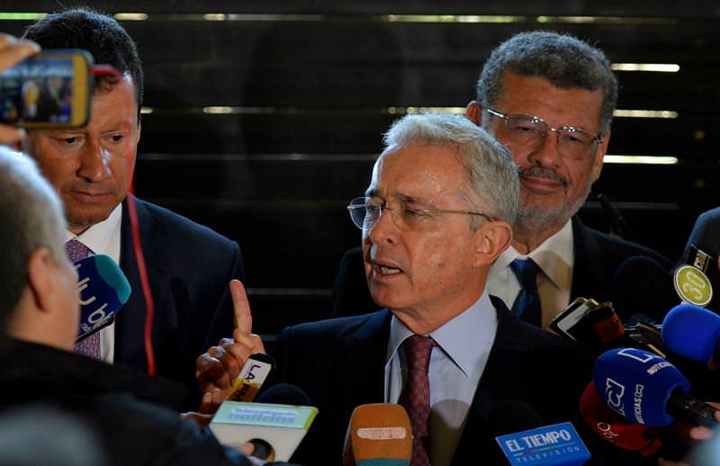 La Corte Suprema de Justicia lleva una investigación sobre Uribe por los delitos de fraude procesal y soborno.