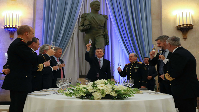 El presidente Macri (c) encabezó el martes la cena anual de camaradería de las Fuerzas Armadas.