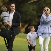 ared Kushner, con su hijo Theodore en brazos; su esposa Ivanka Trump y Joseph, su otro hijo, en la Casa Blanca.
