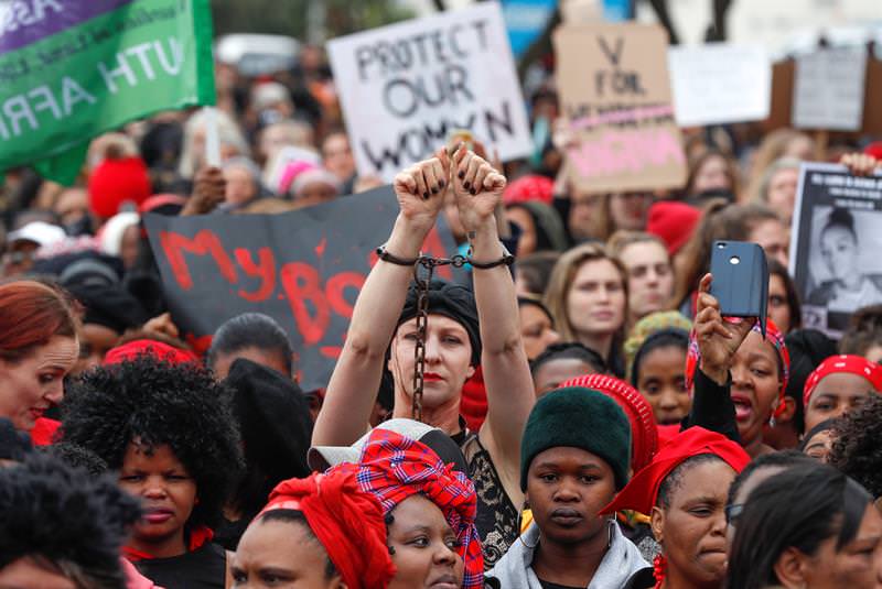 Los organizadores invitaron a los sudafricanos a vestirse de negro y formar una cadena humana en las calles para recordar a las víctimas.