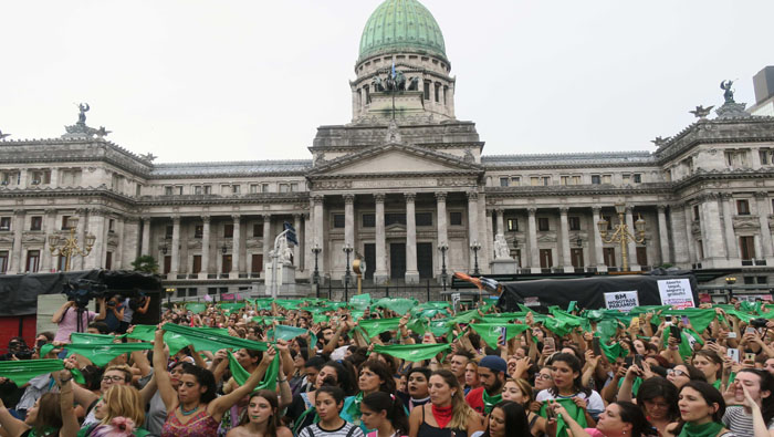 El pañuelo verde se ha convertido en el símbolo de esta lucha social y prevén más de 40 pañuelazos en todo el país.