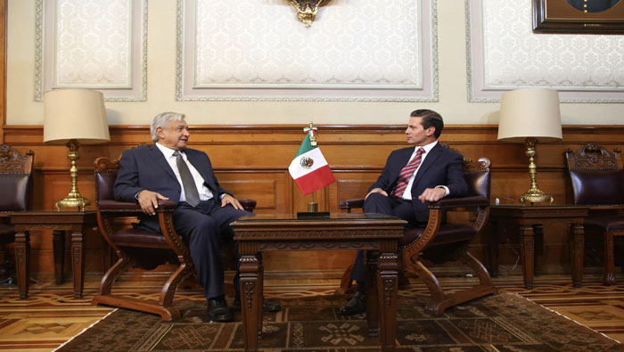 López Obrador (i) dialogó con Peña Nieto en el Palacio Nacional.