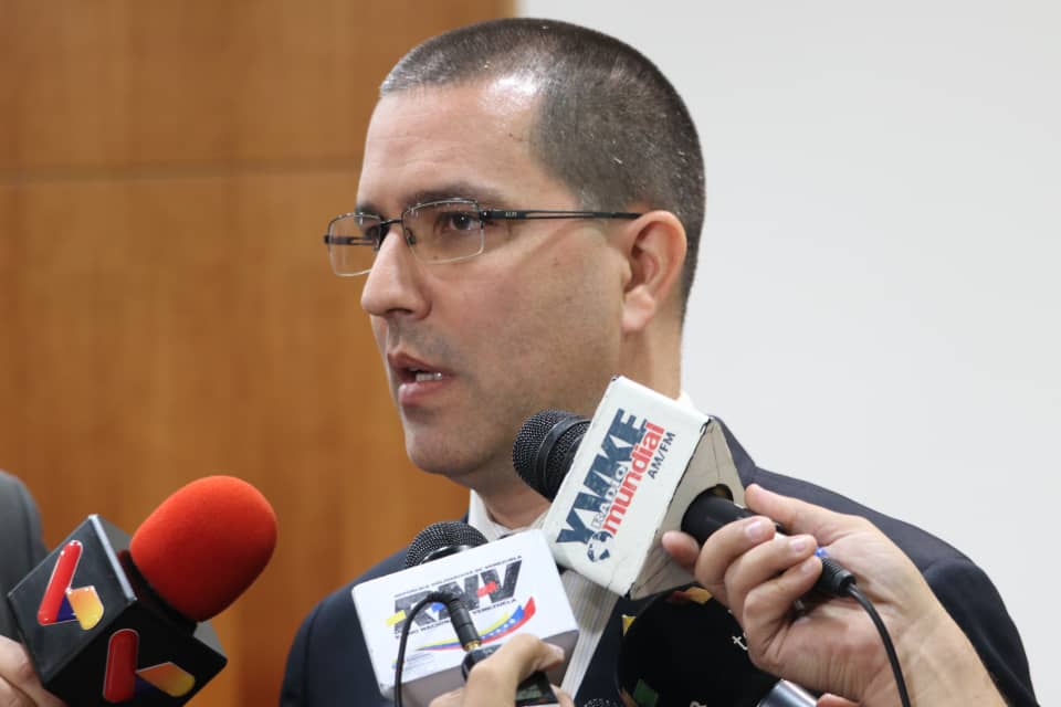 El canciller Arreaza presentó a la embajada de Colombia las pruebas del atentado del 4 de agosto.