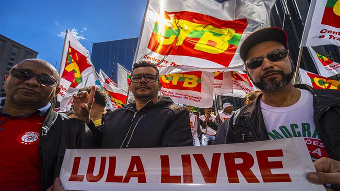 Los manifestantes también pidieron la libertad del exmandatario Lula da Silva, quien fue nombrado candidato presidencial por el PT, pese a estar en prisión.