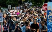 Más de 600 personas se manifestaron en la Universidad de Virginia, en rechazo al racismo y en recuerdo de las víctimas de las protestas de supremacismo blanco de 2017.