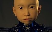 El niño androide tiene un sistema de reconocimiento facial que le permite hacer gestos "involuntarios".