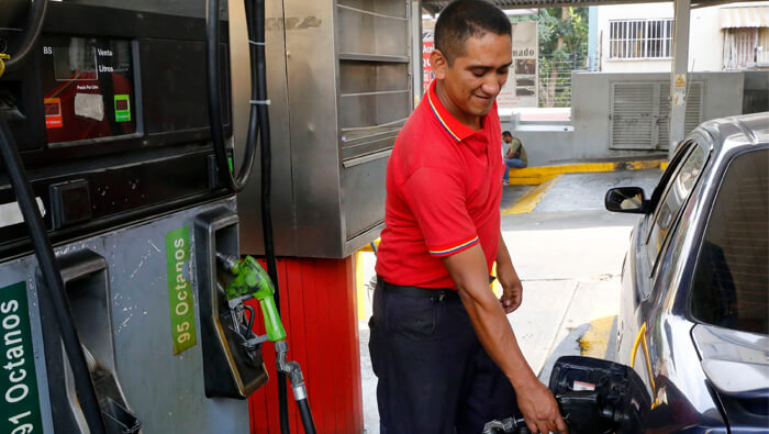 El precio de la gasolina en dólares, acorde a la tasa oficial para remesas, es de 0,000002 dólares, mucho menos de un centavo de dólar.