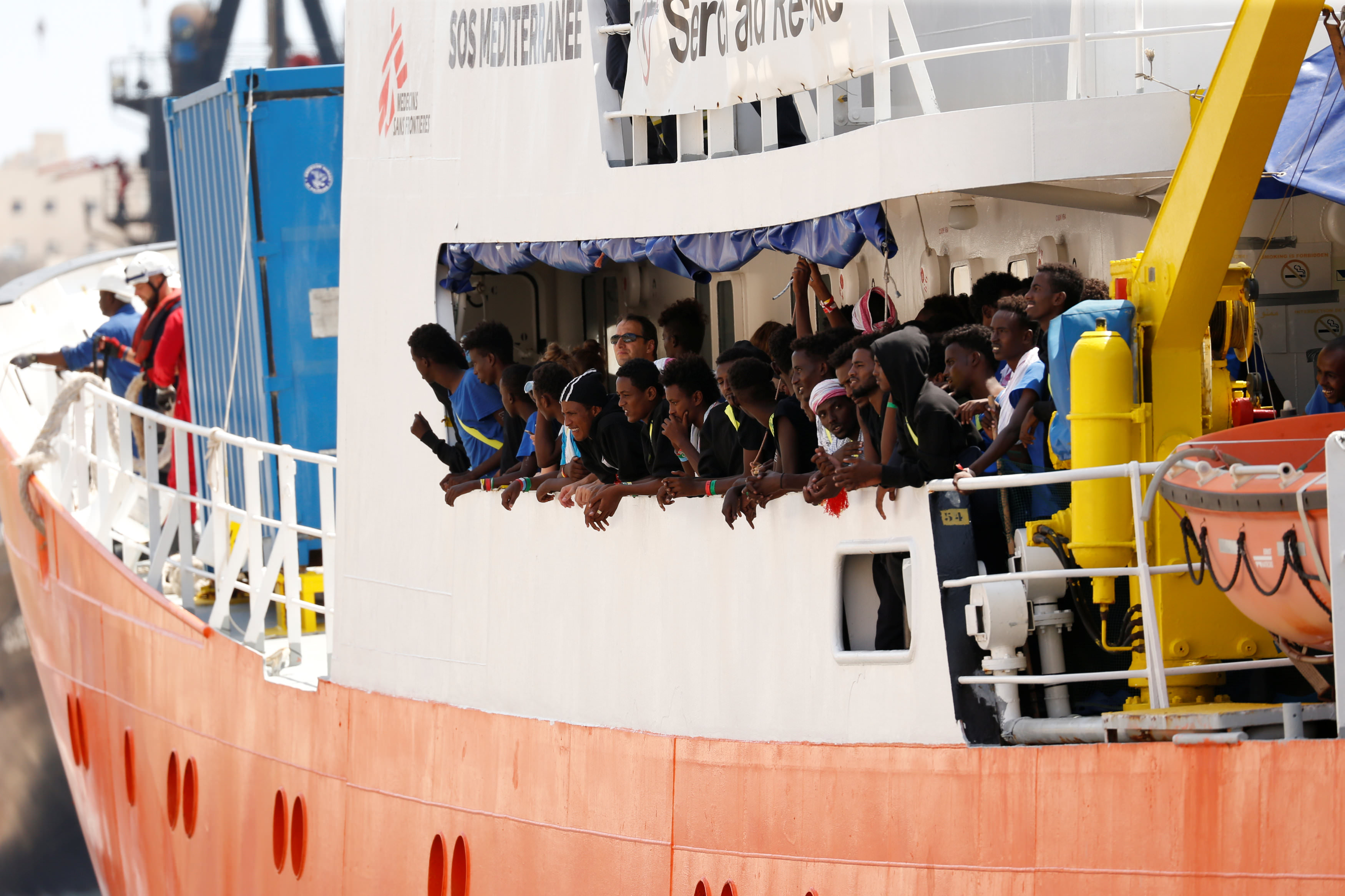 ACNUR pide a los capitanes de barco que continúen sus esfuerzos de rescate en el mar.