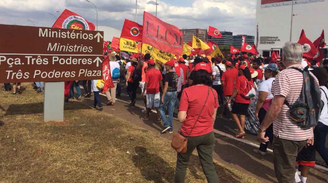 Miles de brasileños llegan a Brasilia para acompañar a Lula