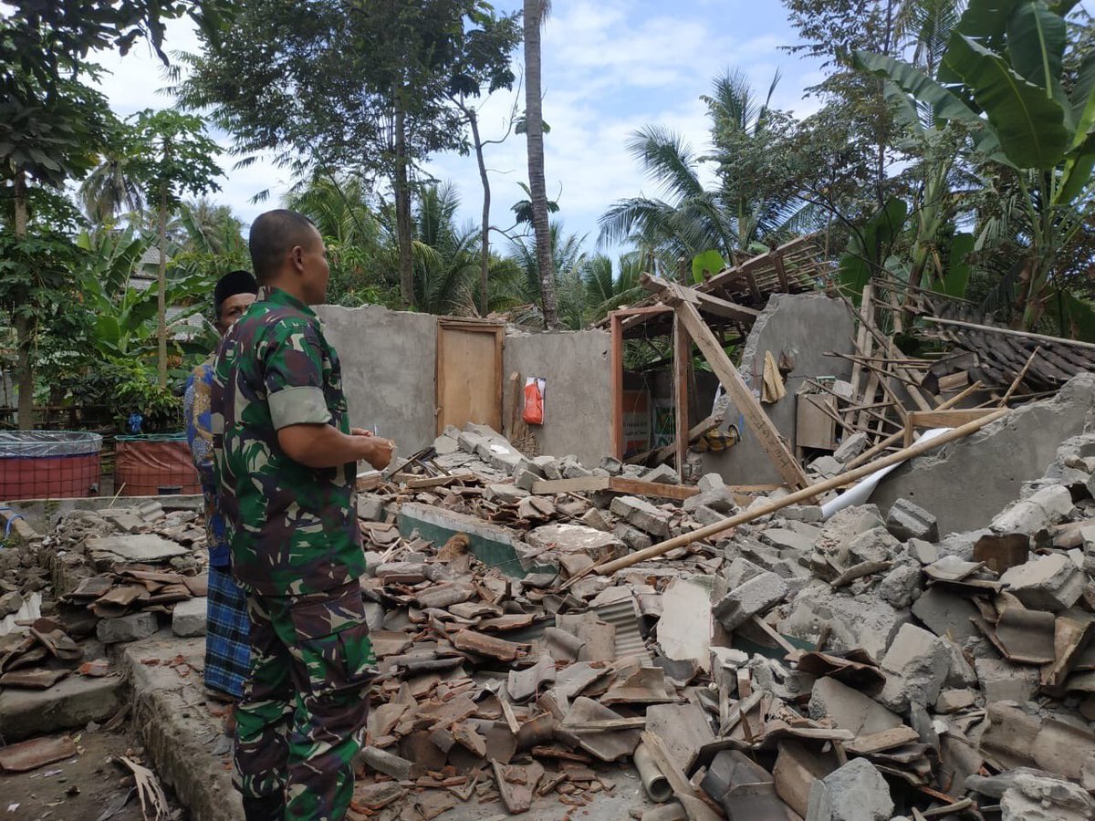 Pobladores de Lombok reportaron daños materiales por el sismo de 6.3 ocurrido horas antes.