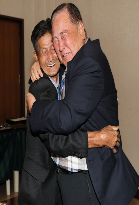 Ham Seong-chan, de 93 años, de Corea del Sur, abraza a su hermano menor, Ham dong-chan, de 79 años. Ambos estuvieron separados casi toda su vida.
