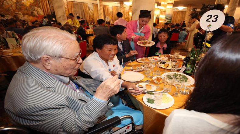 Paek Seong-gyu, de 101 años, disfruta de la estrecha compañía de sus familiares, en la recepción celebrada en un recinto de Mount Kumgang, territorio norcoreano a 50 kilómetros de Corea del Sur.