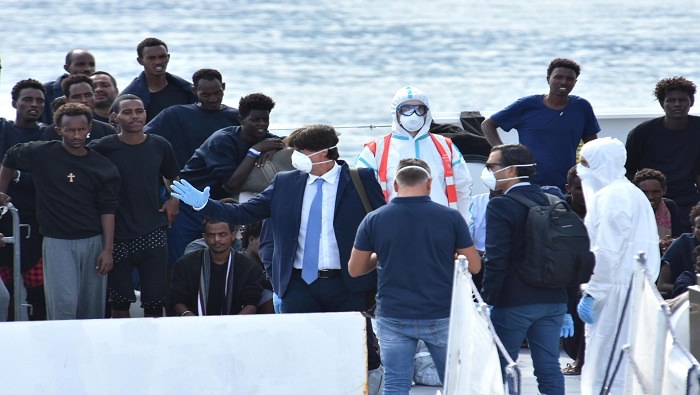 Italia analiza endurecer la política hacia refugiados e inmigrantes