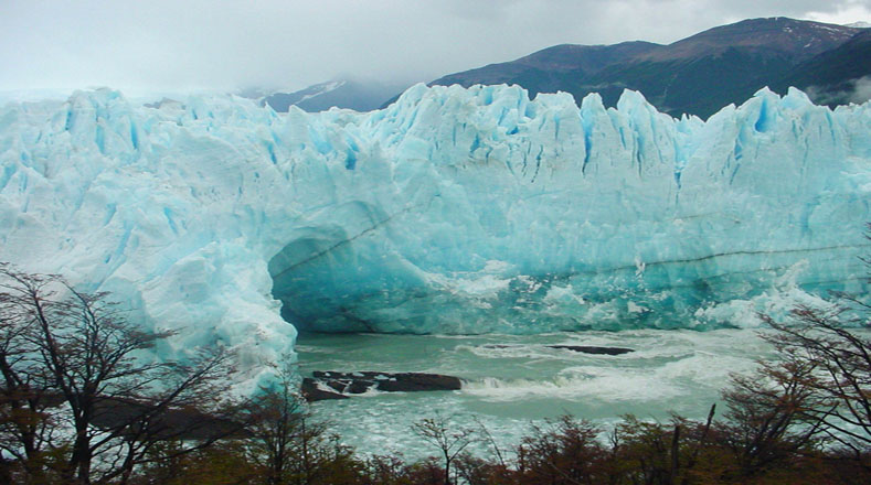 Bloques de hielo del glaciar Perito Moreno que caen en el Lago Argentino, en el Parque Nacional Los Glaciares, en la provincia de Santa Cruz, Argentina.