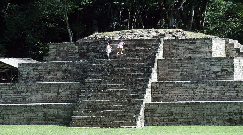 Pirámide en el parque arqueológico Copán Ruinas al ocidente de Honduras.