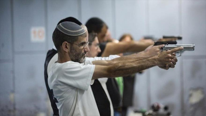 Según Jarid, con la nueva reglamentación, el número de colonos israelíes armados en los asentamientos ilegales y puestos avanzados aumentará hasta unos 200.000.
