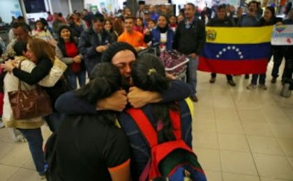 Ciudadanos venezolanos regresan al país gracias a la ayuda del Gobierno