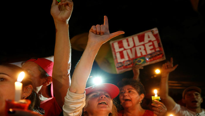 El viernes por la noche la militancia del PT continuó la vigilia en apoyo a Lula.