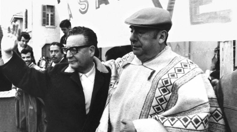 Durante la Unidad Popular, la cultura chilena floreció profundamente en referentes políticos y artísticos como el poeta Nobel de Literatura 1971, Pablo Neruda, con quien aparece en esta fotografía.