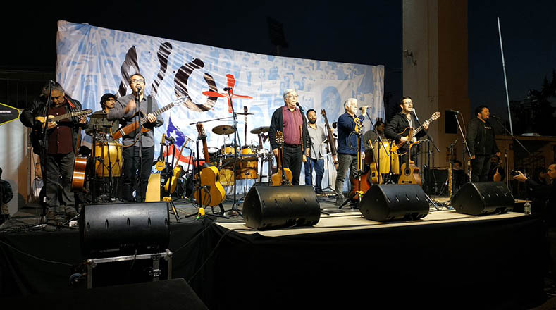 Durante la vigilia nocturna, se presentan muchos y conocidos conjuntos musicales. Entre ellos, una de las bandas más emblemáticas de la Unidad Popular y la música chilena, Inti-Illimani.