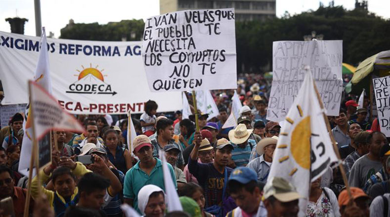Miembros del Comité de Desarrollo Campesino (Codeca) marcharon este miércoles para exigir la renuncia del jefe de Estado, al afirmar que entorpece en la lucha contra la corrupción en la nación centroamericana.