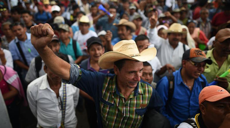 Entre las consignas expresadas por los manifestantes están "la Cicig se queda" y "corruptos fuera", así como el ingreso de Iván Velásquez al país, comisionado del organismo que tiene prohibida la entrada a Guatemala por   orden presidencial.