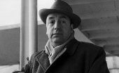 Una de las frases más conocidas de Pablo Neruda es "me gustas cuando callas porque estás como ausente", del Poema XV.