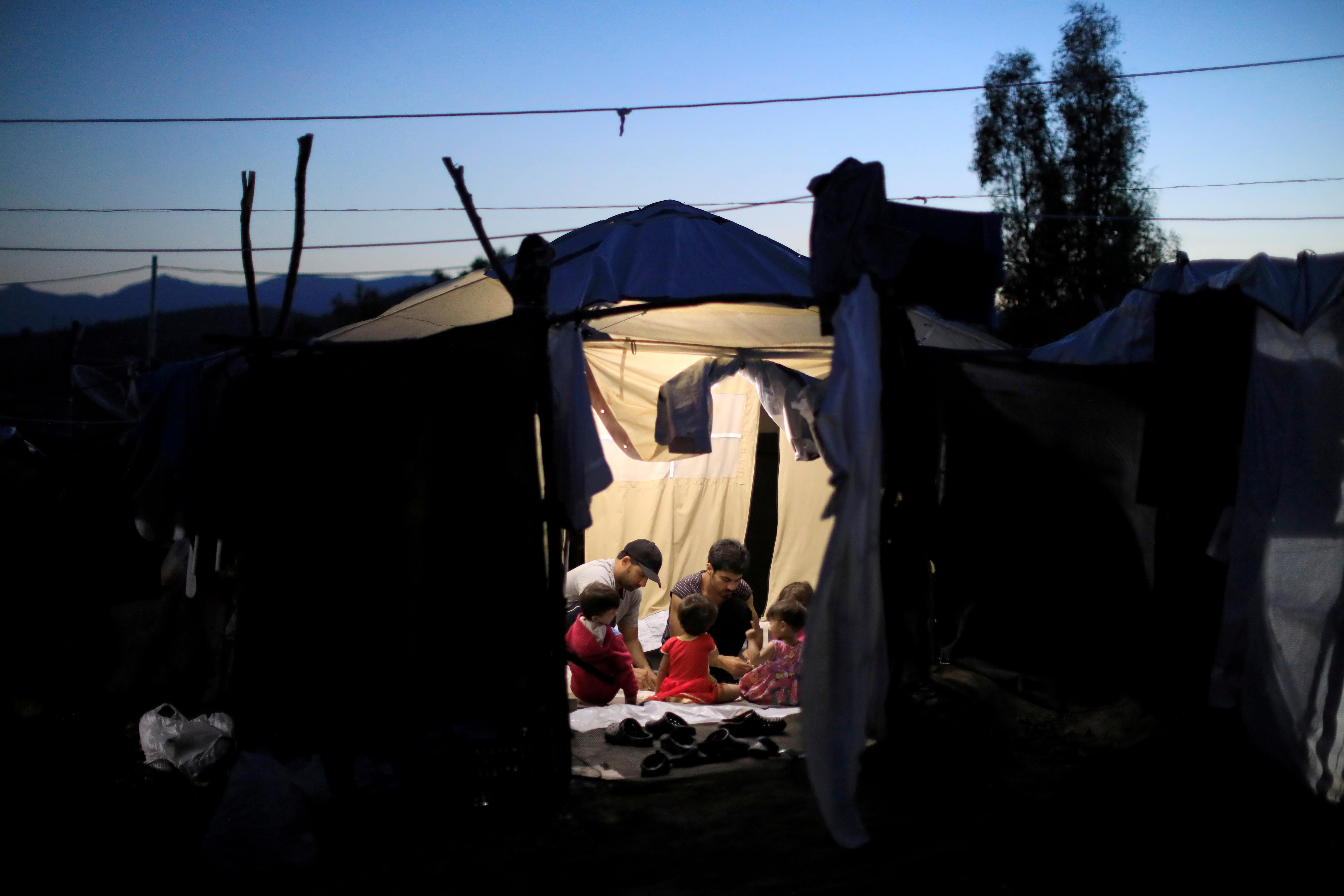 Pequeños barcos con refugiados llegan a Lesbos y otras islas griegas cerca de Turquía todas las semanas
