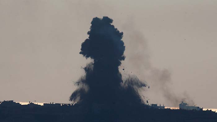El Ejército israelí confirmó el ataque realizado por un avión, que bombardeó la zona de protesta de grupos palestinos.