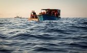 Las personas rescatadas por el SOS Mediterranee navegaban un barco de madera que se encontraba en aguas internacionales del mar Mediterráneo.