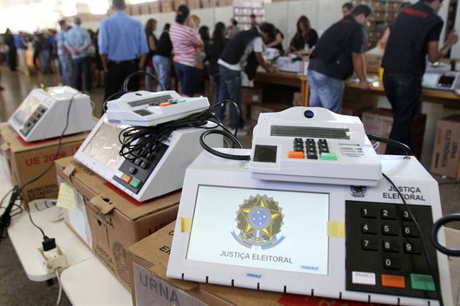 Brasil implementa desde las elecciones municipales de 1996 las votación electrónica