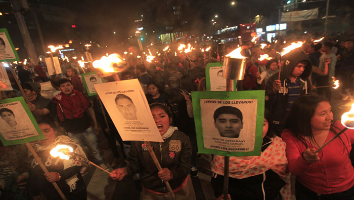 Familiares y amigos de los 43 estudiantes protestaron el martes en la avenida reforma en Ciudad de México.