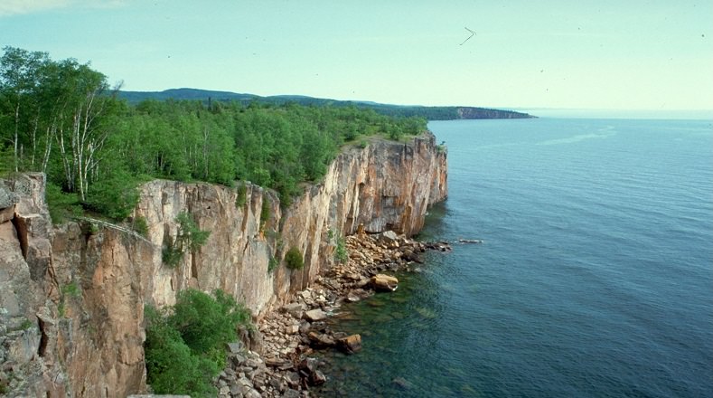 El Lago Superior forma parte de los más grandes de agua dulce  de Norteamérica, cuenta con una superficie de 82.414km² y está situado entre Estados Unidos y Canadá. En este el cambio climático también está haciendo estragos y su nivel de agua se encuentra en descenso, el volumen de su caudal día a día es menor. 