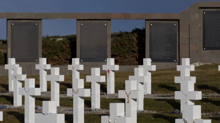 Unos 121 combatientes argentinos estaban enterrados sin identificar en el cementerio de Darwin de las Malvinas.