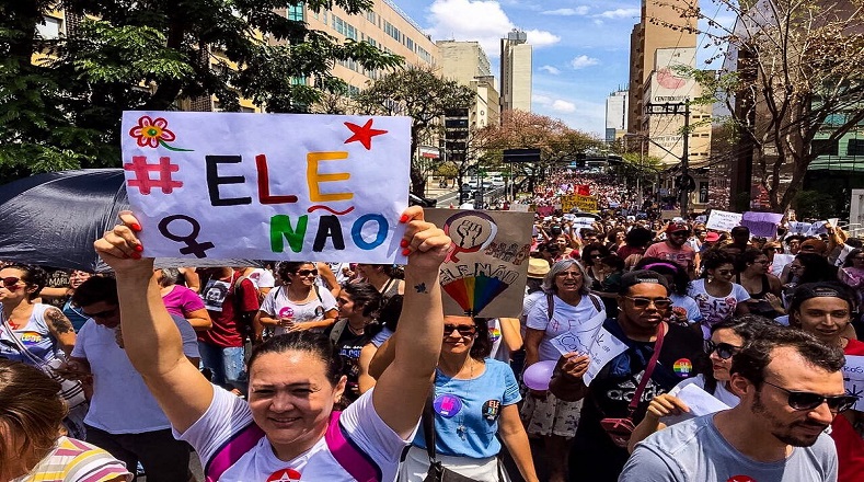 Mujeres de al menos 80 ciudades de Brasil salieron a las calles a marchar en contra del candidato presidencial  ultraderechista, Jair Bolsonaro.
