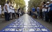 Leyenda Familiares de víctimas de la dictadura argentina reclaman justicia. 