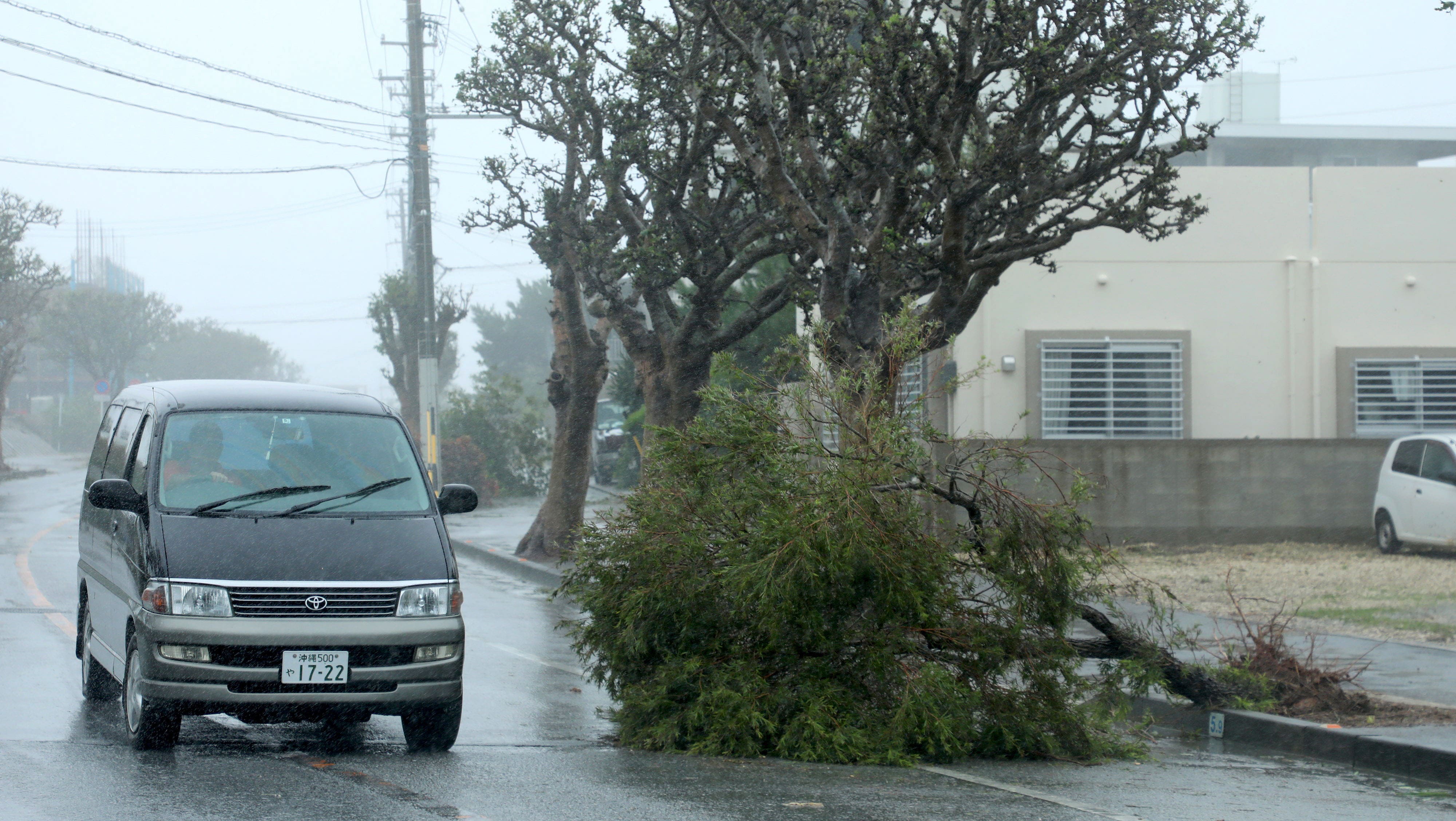 Casi 500.000 hogares en las islas de Kyushu y Okinawa quedaron sin electricidad producto de la fuertes lluvias.