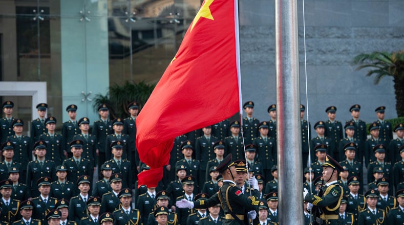 La ceremonia de celebración inició en el alba con el izado de la bandera roja con sus cinco estrellas amarillas que simbolizan la unidad del pueblo revolucionario bajo la dirección del Partido Comunista de China. 