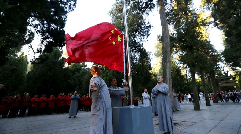 Los monjes asistieron a una ceremonia de izamiento de bandera en el Templo Shaolin en Songshan. Esta ceremonia fue la segunda desde el pasado 27 de agosto.