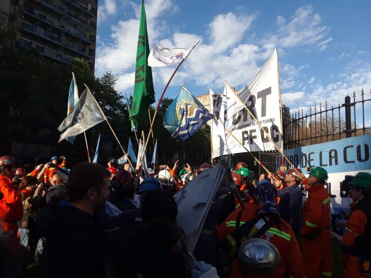 La concentración prevé extenderse durante toda la semana y platear alternativas al presupuesto presentado por el Gobierno de Macri.