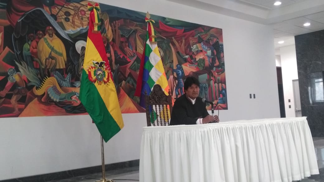 Esta mañana Evo Morales se reunió con las Fuerzas Armadas, Policía y movimientos sociales para analizar el fallo.