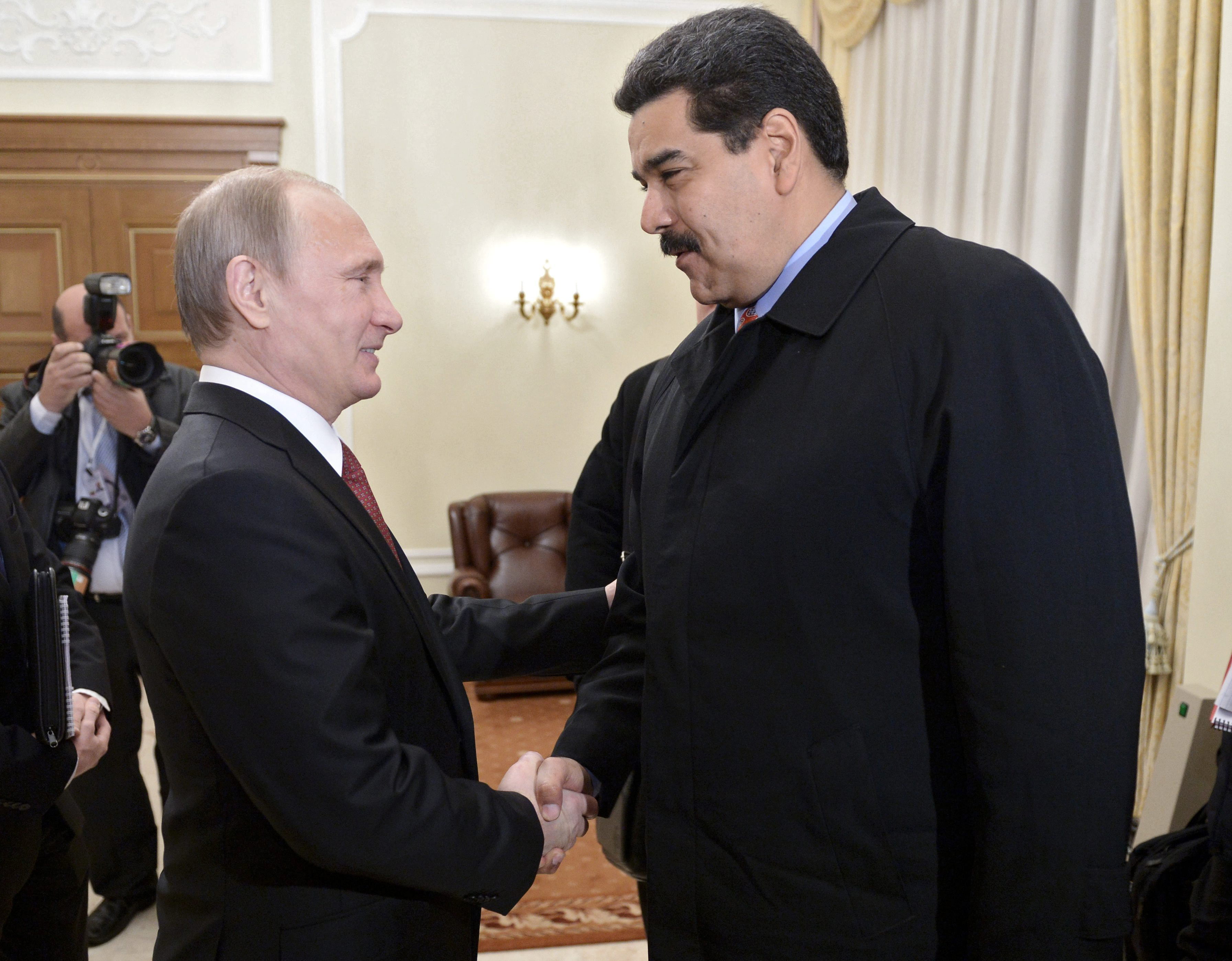 El presidente de Rusia insistió que es necesario dejar al pueblo venezolano decidir el futuro político de su nación.