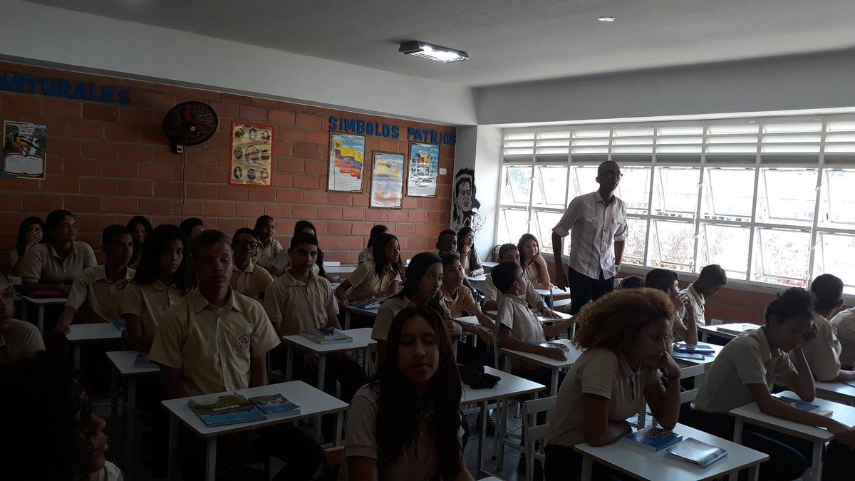 El año escolar en Venezuela comienza habitualmente entre septiembre y octubre, y finaliza entre julio y agosto del siguiente año.