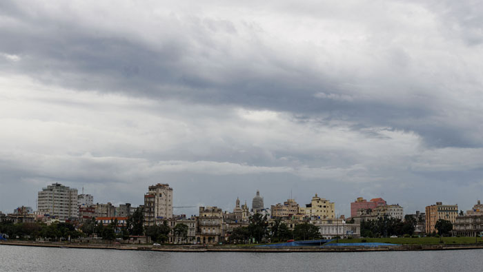 Vista general de las nubes grises en La Habana antes de la llegada del huracán.