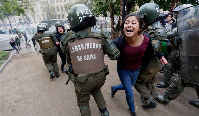 Carabineros de Chile es una institución altamente cuestionada por sus prácticas de abuso de poder y los métodos de procedimiento que tienen para reprimir manifestaciones.