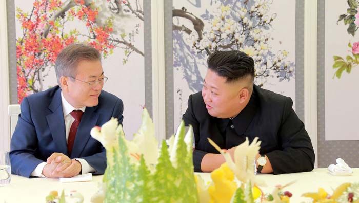 Moo Jae-in y Kim Jong-un durante la cumbre intercoreana en septiembre pasado.