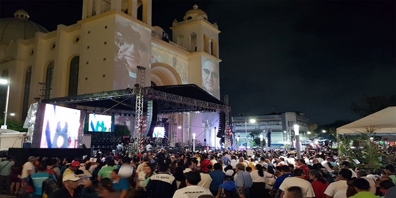Al menos 30 ó 40 mil feligreses siguieron en vivo la canonización desde la afueras de la Catedral Metropolitana en el Centro Histórico de San Salvador.
