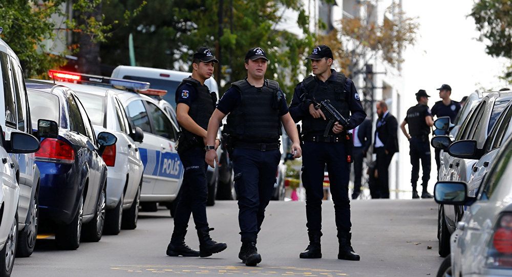 Policías turcos vigilan las calles cercanas a la embajada iraní